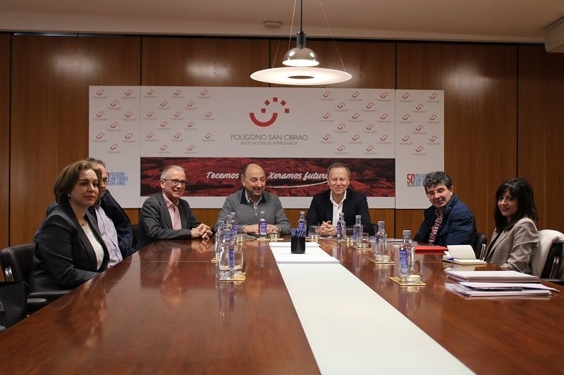 Empresarios y representantes del PSOE, ayer en la sede de San Cibrao.