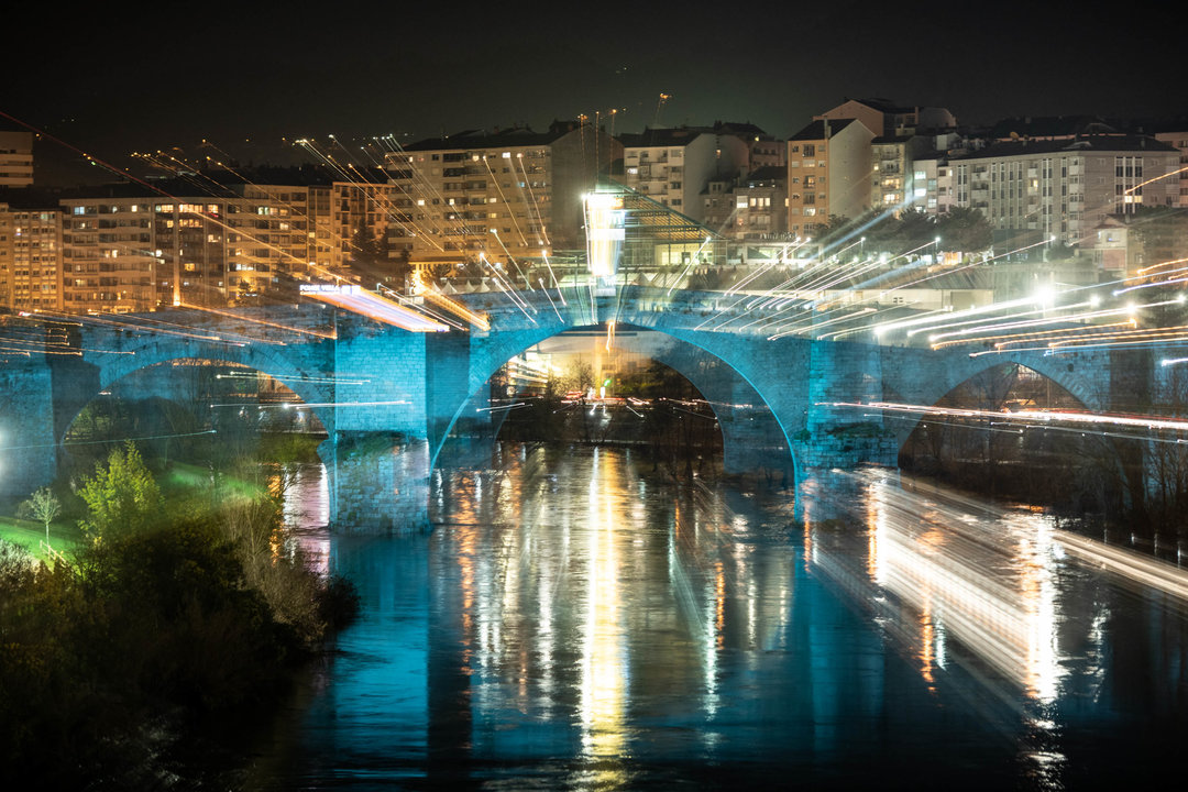 OURENSE (PONTE MILENIO). 04/02/2020. OURENSE. A Ponte Romana se tiñe de verde para conmemorar el Día contra o Cancro. FOTO: ÓSCAR PINAL
