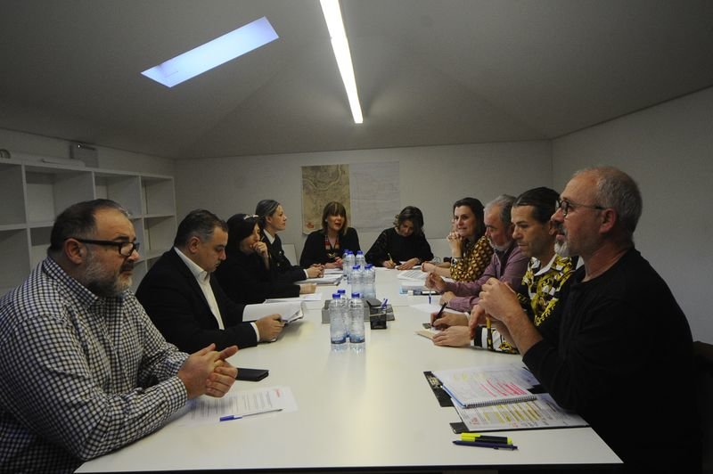 Miembros de grupos políticos y de colectivos, en la reunión para tratar la ordenanza (MARTIÑO PINAL).