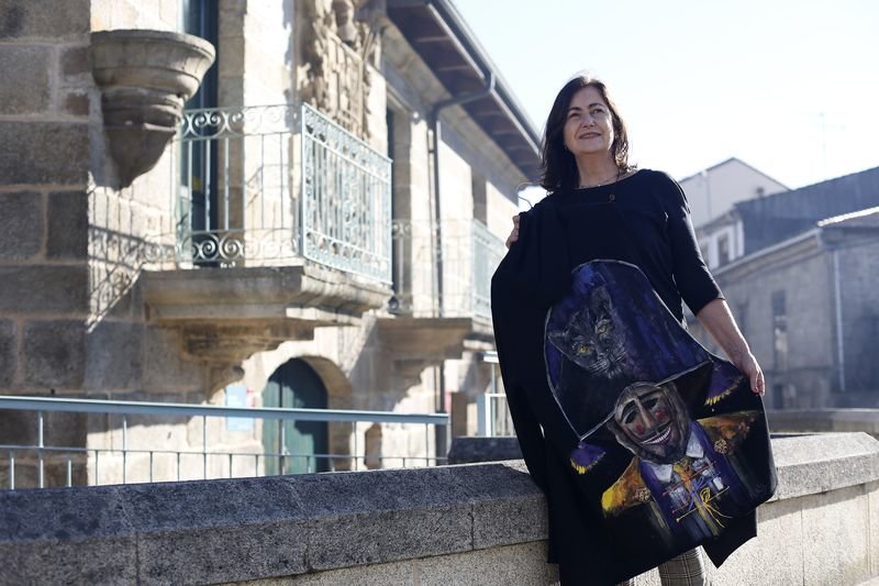 Manuela Álvarez Posa con sus creaciones frente a la casa del escudo de Verín este miércoles (XESÚS FARIÑAS).