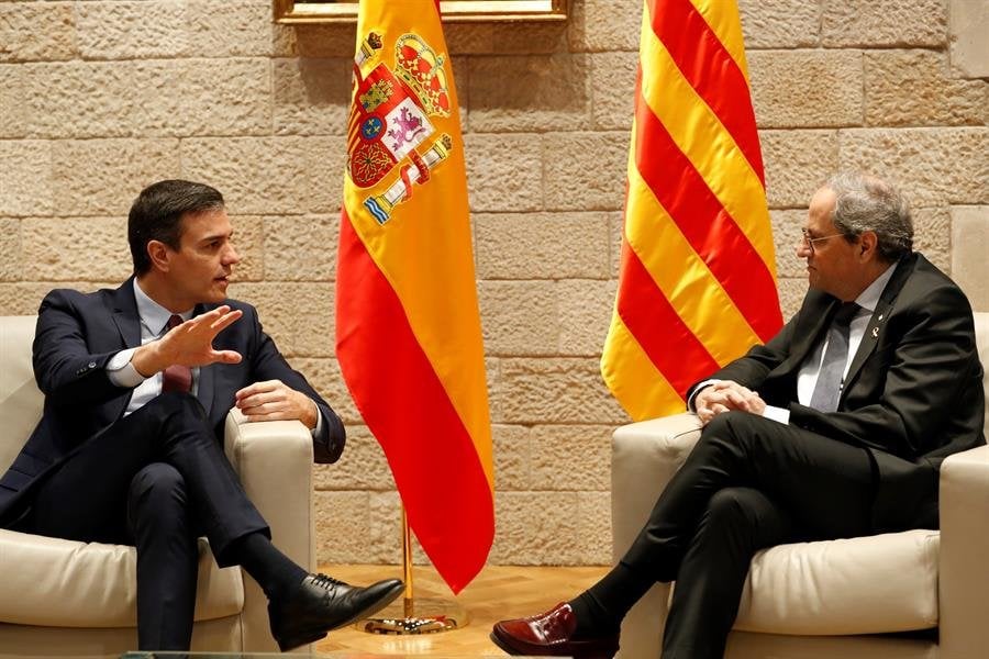 El presidente catalán, Quim Torra, y el presidente del Gobierno, Pedro Sánchez, se reunieron en la Generalitat. (Foto: EFE)