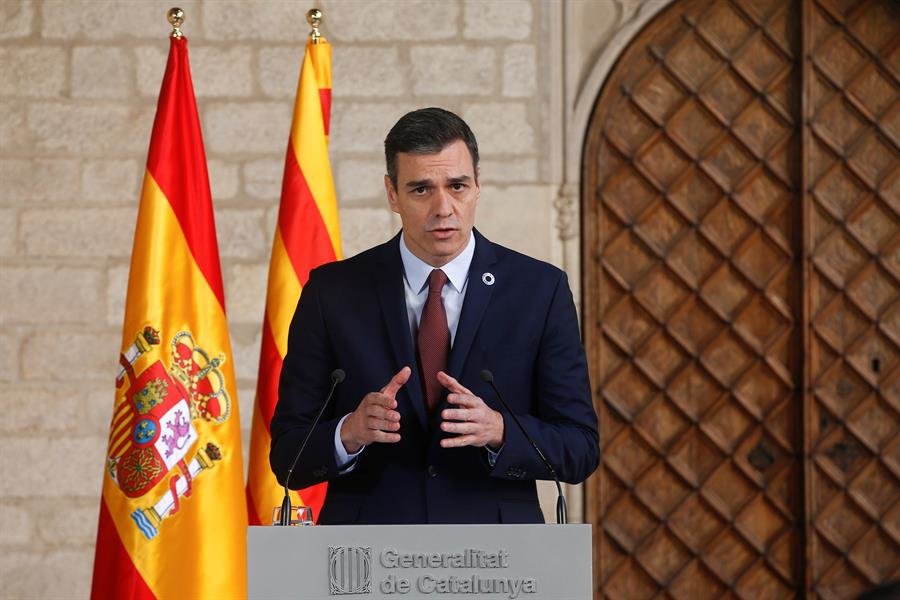 El presidente del Gobierno, Pedro Sánchez, durante su comparecencia ante los medios tras la reunión mantenida con el presidente de la Generalitat, Quim Torra. (Foto: EFE)