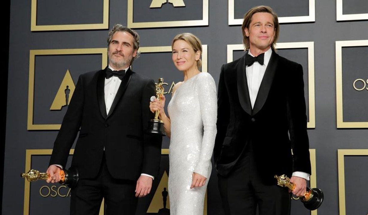 Los ganadores del Oscar Joaquin Phoenix (i), Mejor Actor (&#34;Joker&#34;); Renée Zellweger (c), Mejor Actriz (&#34;Judy&#34;), y Brad Pitt, Mejor Actor de Reparto (Once Upon a Time...In Hollywood&#34;)