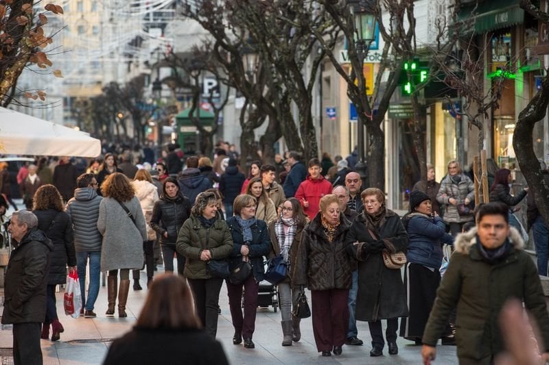 OURENSE (RÚA DO PASEO). 02/01/2019. OURENSE. Vecinos y vecinas de Ourense realizan compras en la Rúa do Paseo. FOTO: ÓSCAR PINAL.

