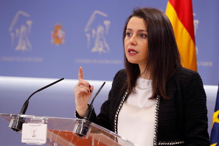 La portavoz de Ciudadanos en el Congreso, Inés Arrimadas, da una rueda de prensa en el Congreso de los Diputados, este martes, en Madrid. EFE/ Ballesteros