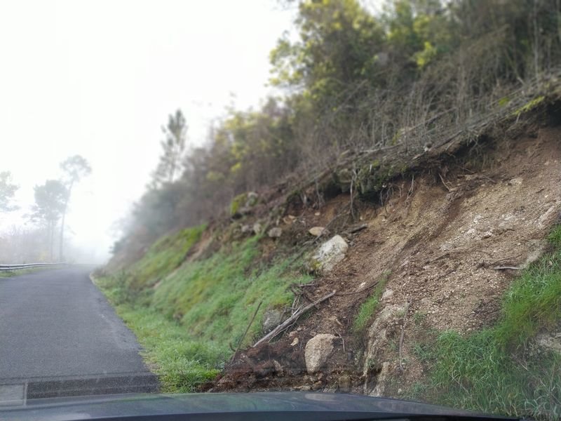 Pedras desprendidas na estrada de Leiro a Berán