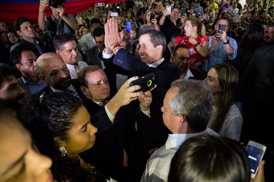 El líder opositor Juan Guaidó saluda este martes a simpatizantes en la Plaza Bolívar de Chacao, en Caracas (Venezuela). (Foto: EFE)