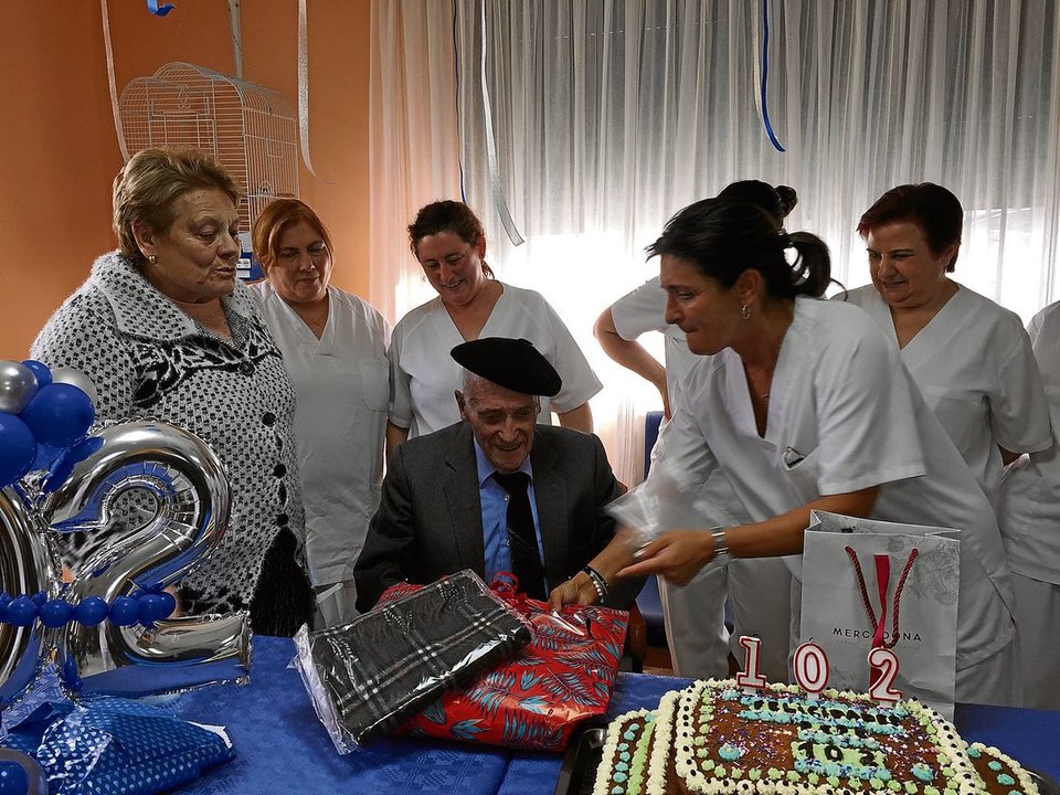 Pepe recibió muy emocionado los regalos de su 102 cumpleaños.
