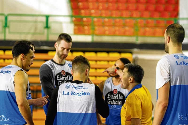 García de Vitoria se dirige a sus jugadores durante un entrenamiento.
