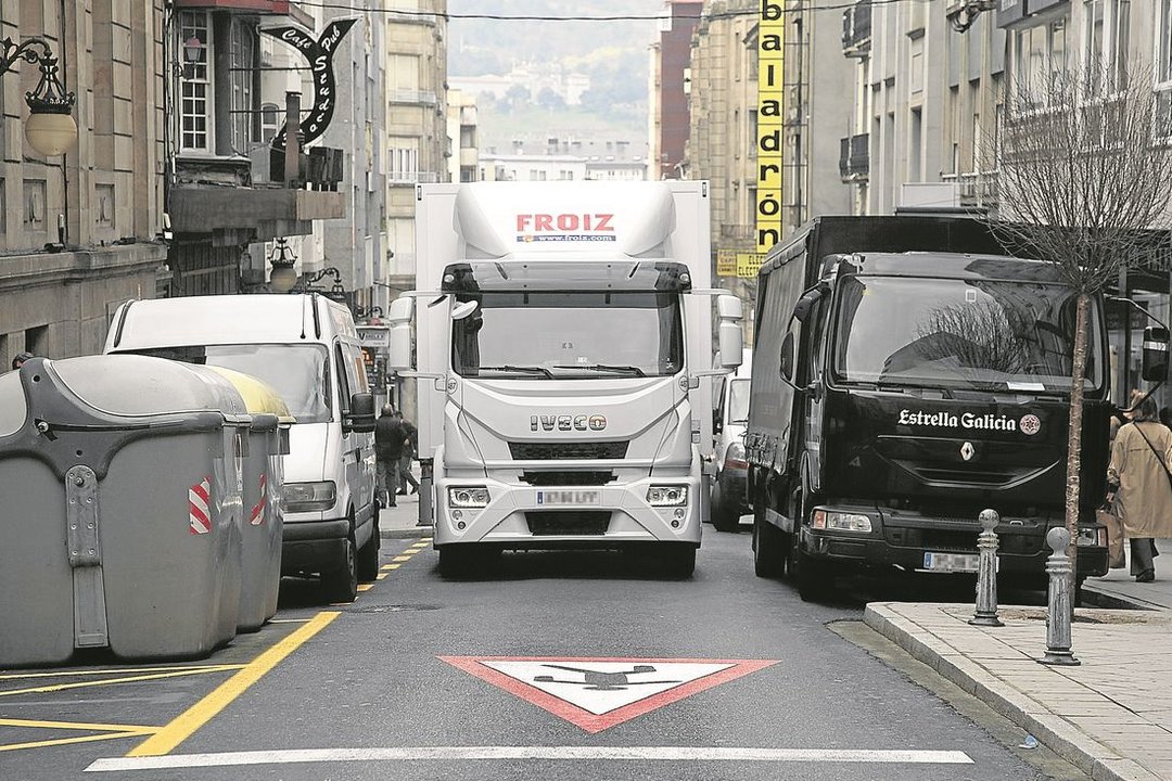 Los vehículos de carga y descarga marcan los días en esta calle peatonal. (Fotos: Miguel Ángel)