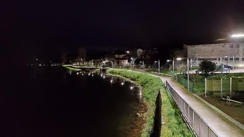 La iluminación de ahorro energético en el paseo fluvial del Avia, en Leiro.