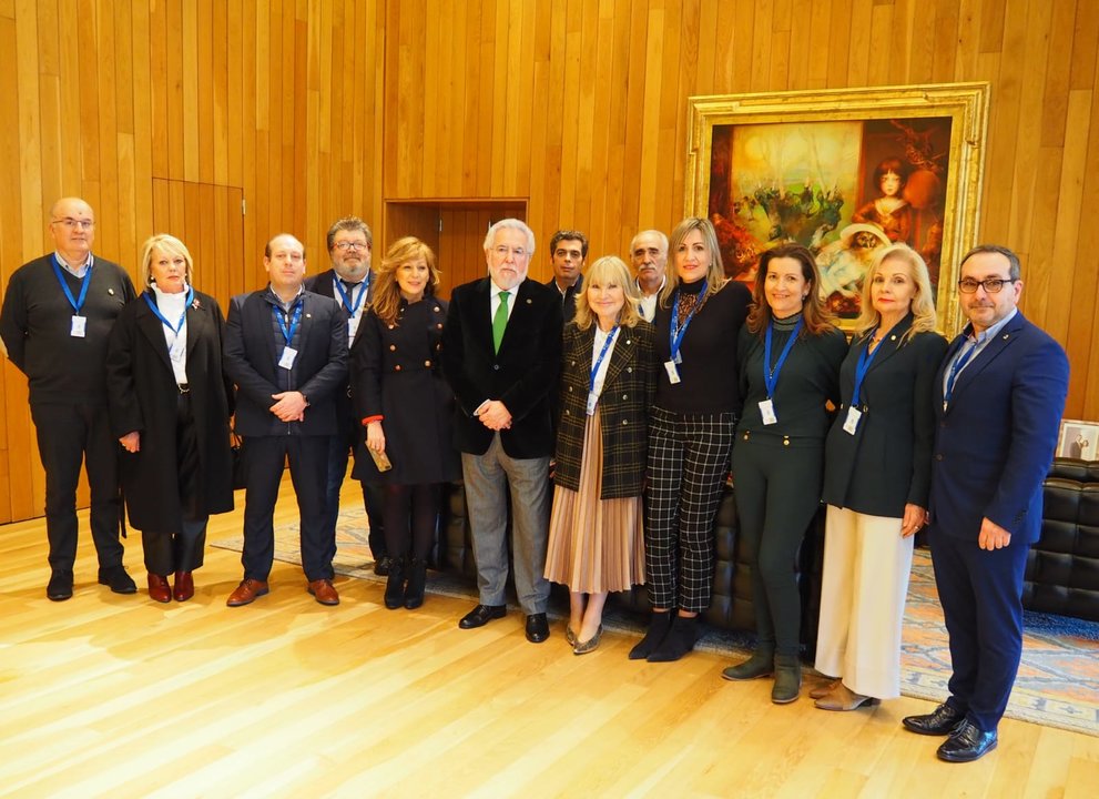 Los miembros del Club Leones, en el Parlamento de Galicia.