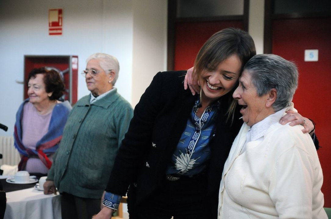Fabiola García conversa con una usuaria de la residencia de mayores de Castro Caldelas.