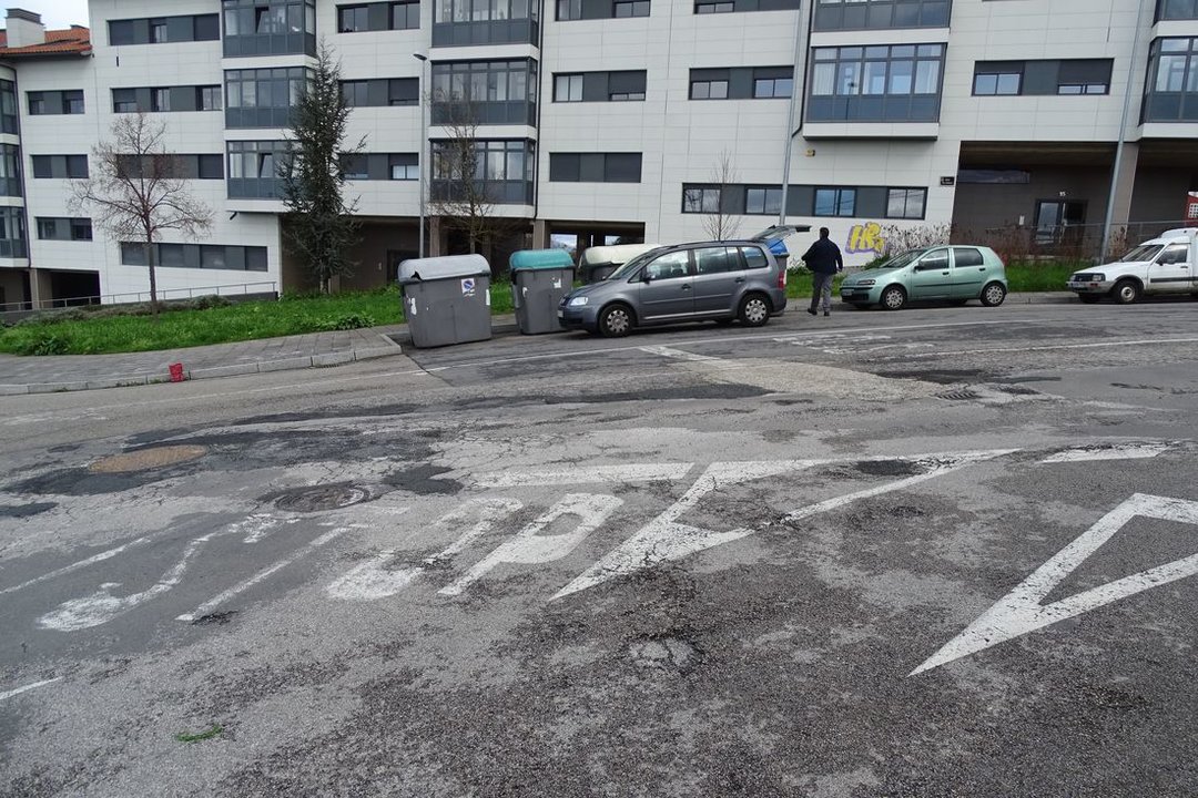 Estado del cruce de las calles Canle y Juan de la Cova Gómez, con el firme totalmente destrozado, generando baches y socavones. (Foto: Martiño Pinal)
