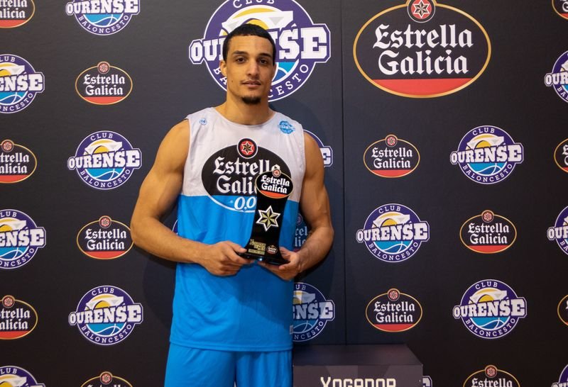 Thomas Tshikaya posa con el trofeo de Estrella Galicia como mejor jugador del mes de enero.