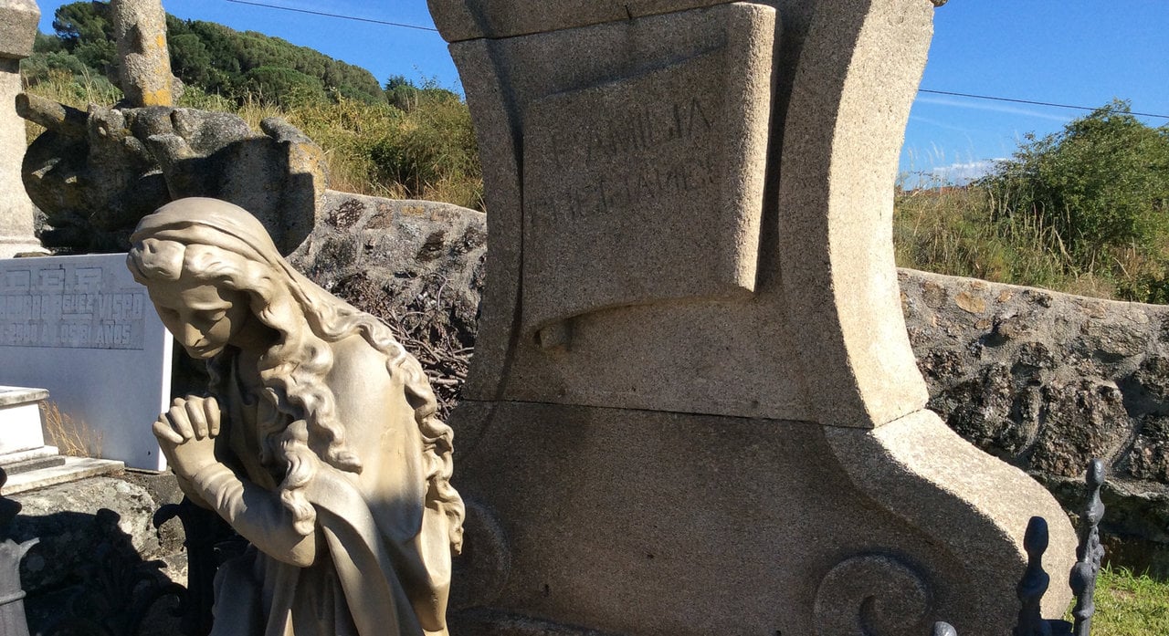 Estatua en el cementerio de San Francisco. (Foto: Turismo de Ourense)