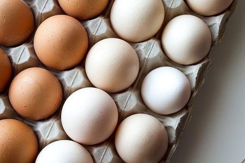 La vitamina A presente en alimentos como huevos, mantequilla y lácteos, ayuda a mantener la salud ocular.