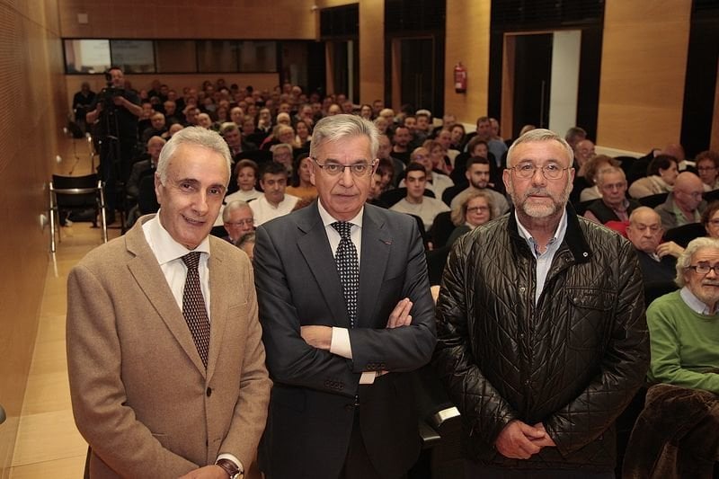 Manuel Sánchez Corbí (centro) posa junto con Juan José Feijóo (izquierda)  y Juan Salgado, este último presentador del conferenciante en su calidad de ex guardia civil víctima de ETA (MIGUEL ÁNGEL).