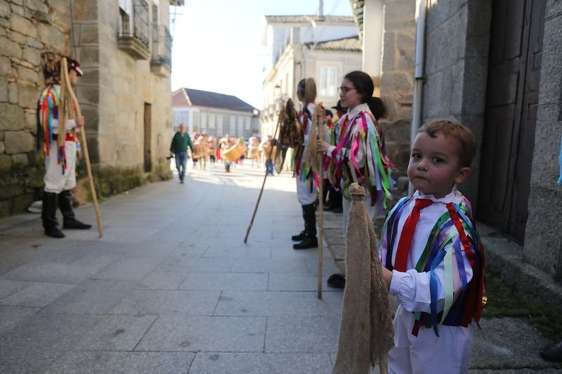 Ni los más pequeños se perdieron la fiesta e hicieron el corrillo a los músicos de O Trebón do Mildeu (JOSÉ PAZ).