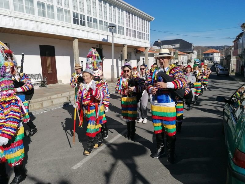 El vistoso desfile de Entroido animó Riós.