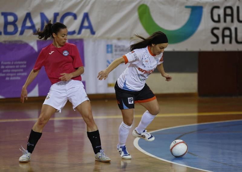 La pontina Sara Morena aguanta el balón ante una contraria en un partido disputado en Os Remedios (XESÚS FARIÑAS).