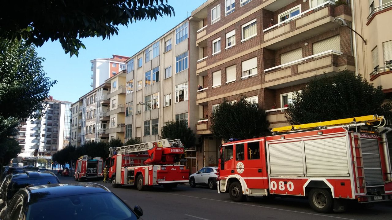 Los bomberos en la calle Vicente Risco de la ciudad.