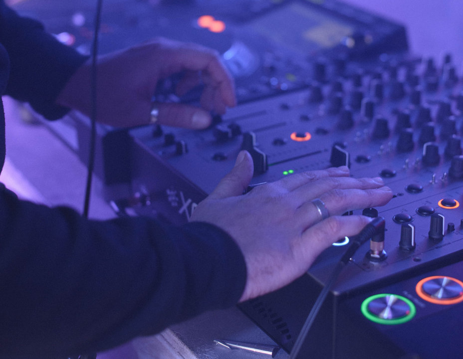 Un DJ en medio de una actuación. (Foto: Unsplash)