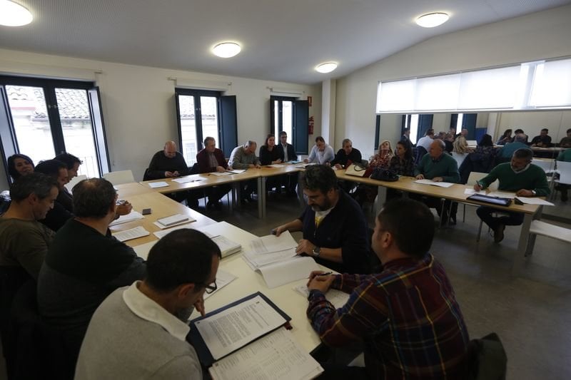 Mesa de negociación celebrada el 27 de noviembre, que centra la polémica presupuestaria (XESÚS FARIÑAS).