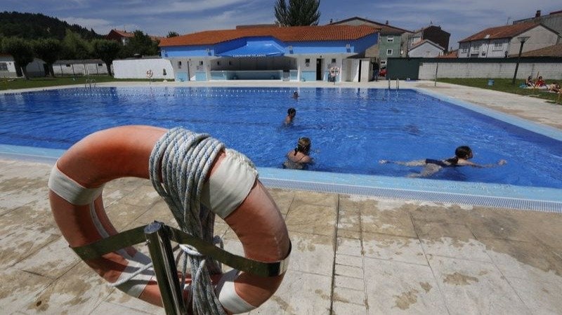 Las piscinas exteriores de Celanova con el edificio de los servicios que se va a reformar al fondo (XESÚS FARIÑAS).
