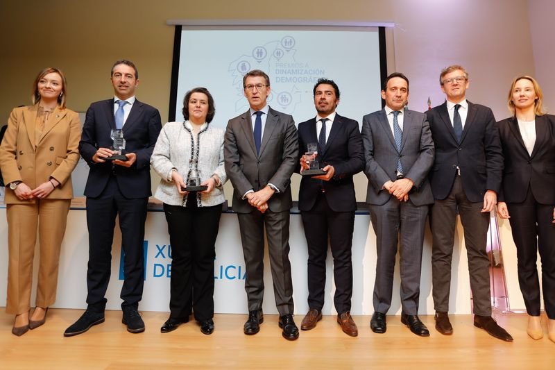 Alberto Núñez Feijóo, Alfonso Rueda y Fabiola García con los premiados.