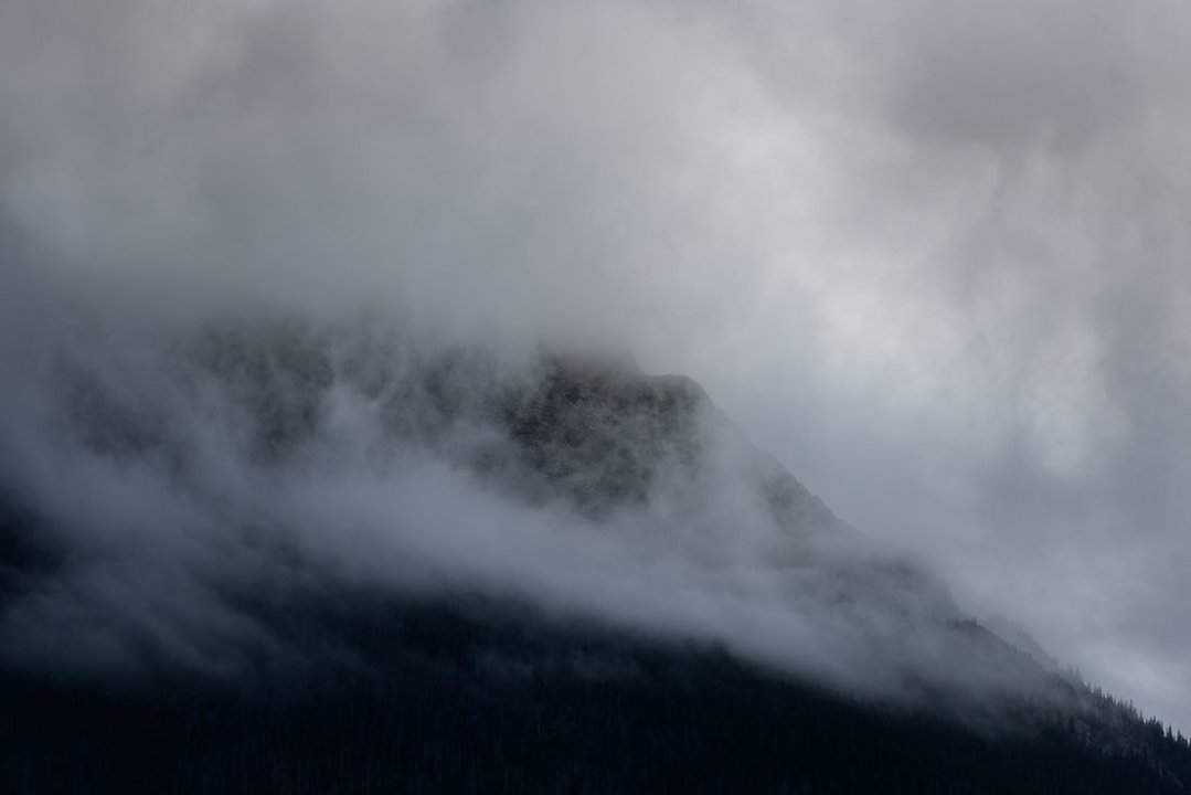 Cielo nuboso y niebla. (Foto: Unsplash)