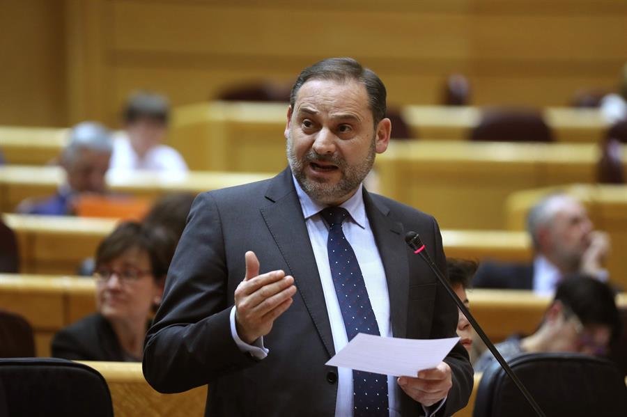 El ministro de Transportes, José Luis Ábalos, interviene en el pleno del Senado. (Foto: EFE)