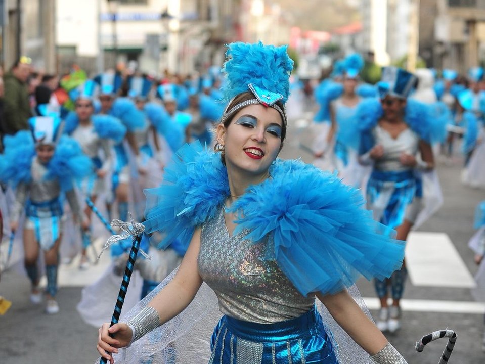 Una comparsa disfruta durante el desfile de Entroido en O Carballiño. (Foto: José Paz)