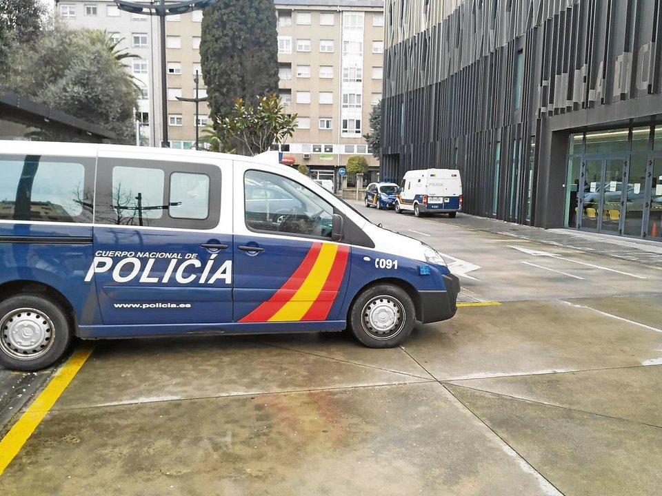 Tres furgones policiales en los que fueron trasladados los detenidos, en la entrada del edificio judicial valdeorrés.