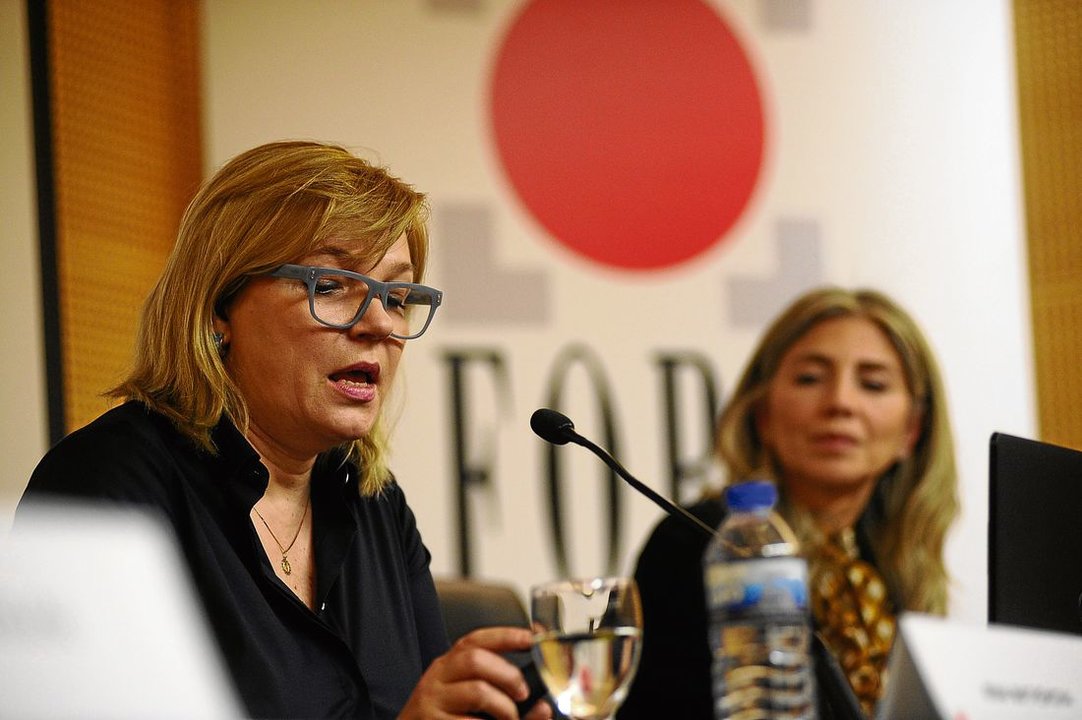A la izquierda, la doctora Matveikova junto a su presentadora, Marisol Díaz.