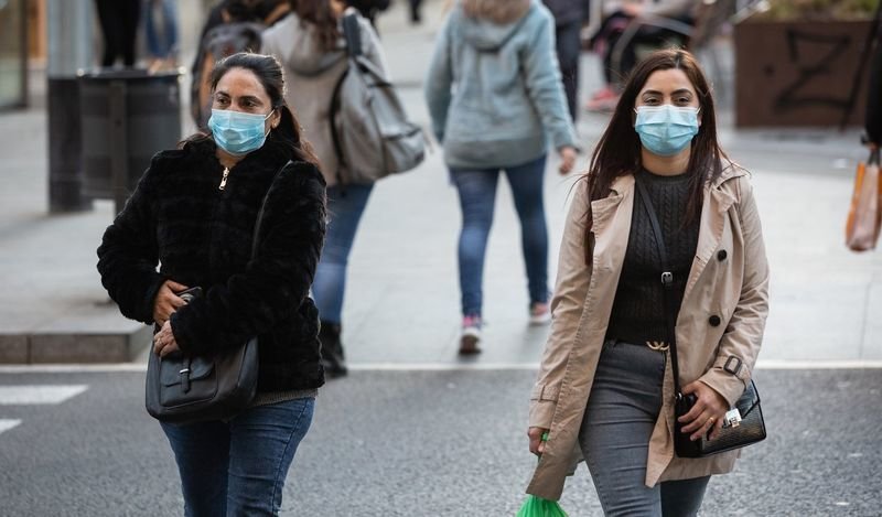 Personas con mascarilla en Barcelona por el brote de coronavirus