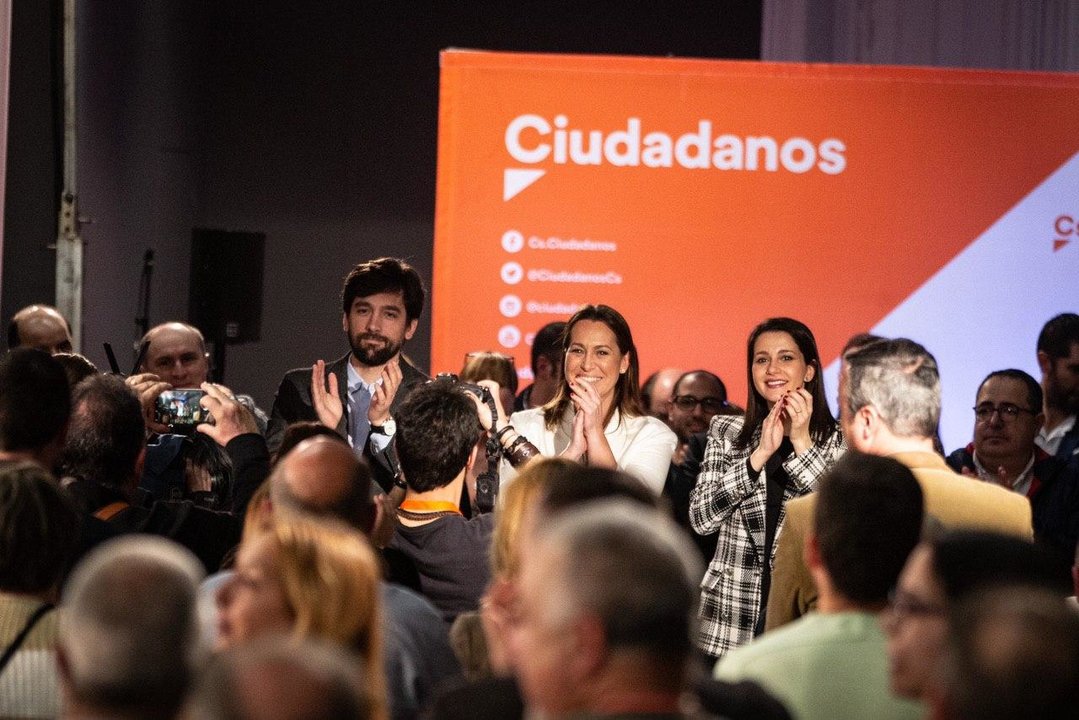 Adrián Vázquez, Beatriz Pino e Inés Arrimadas, en el mítin de Ourense. (Foto: Twitter)