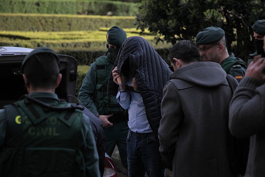 Uno de los detenidos durante el registro de su vehículo en la zona del parque de As Burgas. (Foto: Miguel Ángel)