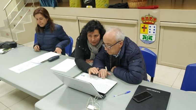 Armando Rodríguez, ante el ordenador, momentos antes de comenzar la asamblea.