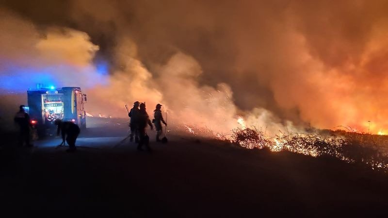 Brigadistas apagan el incendio que se declaró en San Xoán de Río.