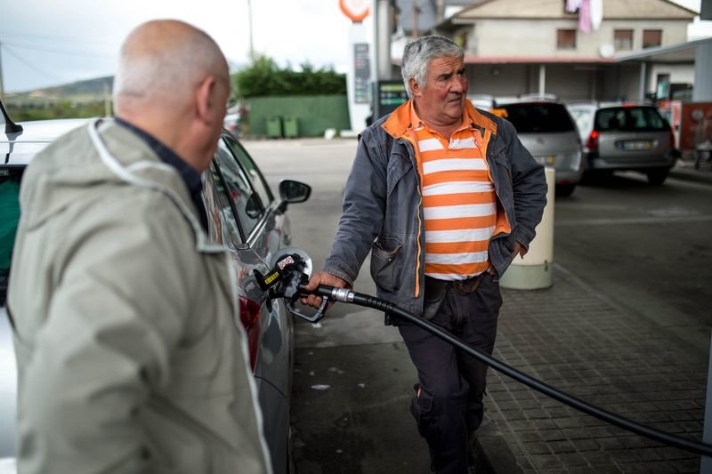 VERÍN (FECES DE ABAIXO). 18/04/2019. OURENSE. Gasolinera de Feces de Abaixo con decenas de coches, la mayoría de origen portugés, repostando combustible. FOTO: ÓSCAR PINAL