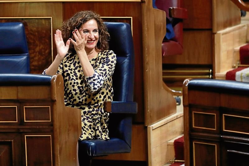 La ministra de Hacienda, María Jesús Montero, aplaude en el Congreso.