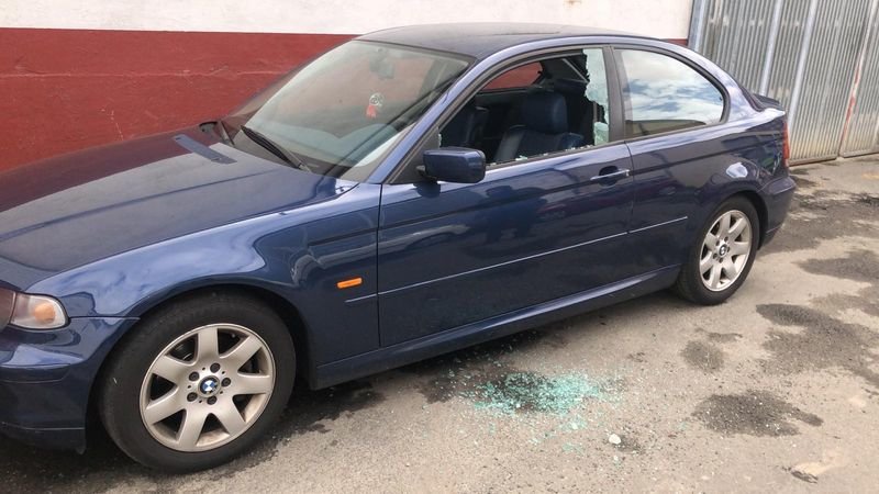 El coche con la ventanilla destrozada, en Xinzo de Limia.