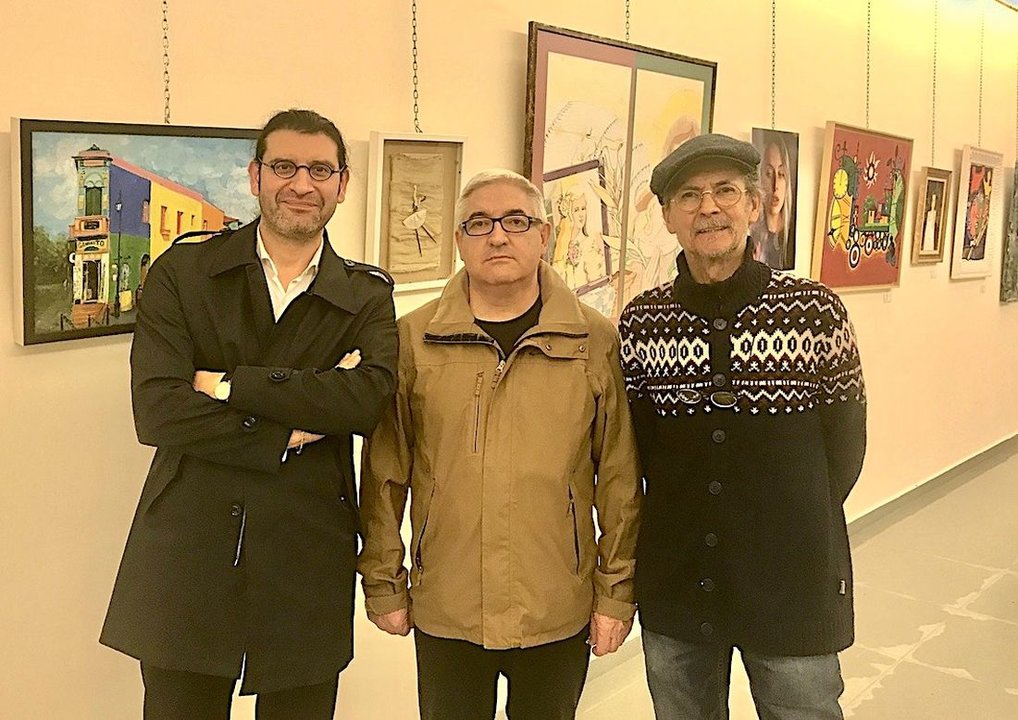 Oscar Gonfer, co-comisario da exposición, José Luis Sobrado, presidente do Centro de Estudios Chamoso Lamas e o &#34;Z&#34;, artista.