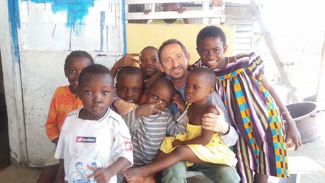 Guillermo Conde posa con los niños de uno de los orfanatos de Duala en el que colabora.