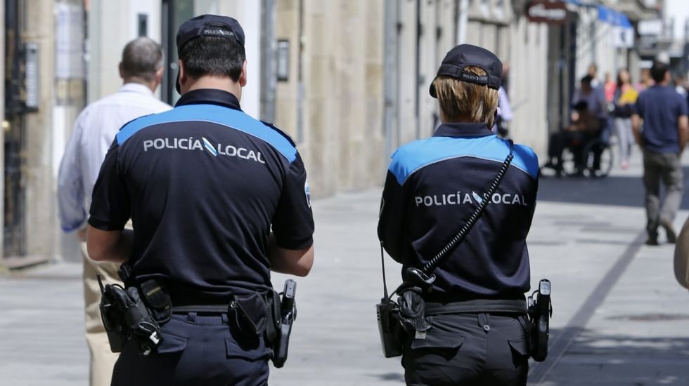 Policías locales en las calles de Ourense. (Foto: Twitter / @OurenseConcello)
