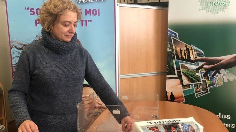 La presidenta de AEVA, Araceli Fernández, extrae una de las papeletas ganadoras.