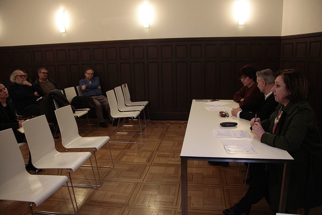 Reunión de la comisión de trabajo de Nós, en la sala Valente. (Foto: Miguel Ángel)