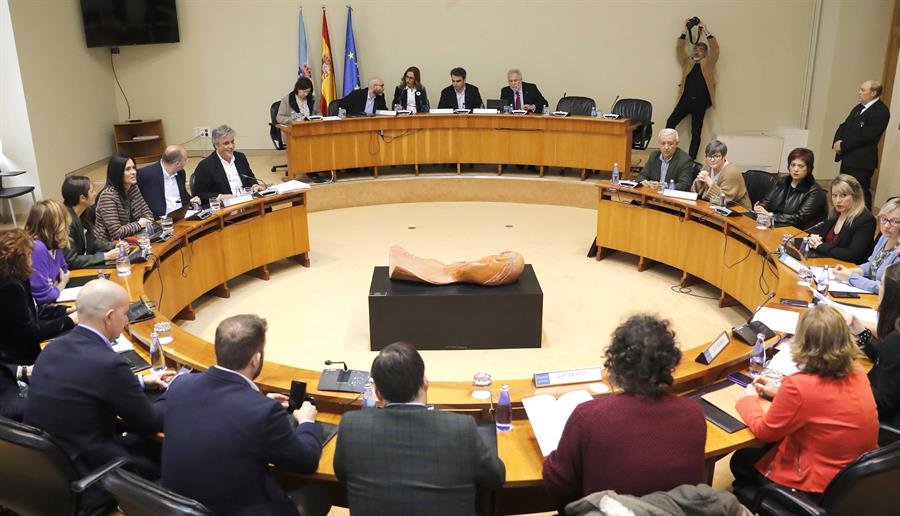 Diputados de todos los grupos durante la reunión de la Diputación Permanente del Parlamento de Galicia, este viernes en Santiago de Compostela. EFE/Lavandeira jr