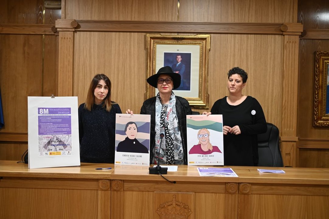 Saray Rodríguez, Elvira lama e Mila Álvarez, cos carteis da programación do Día da Muller.